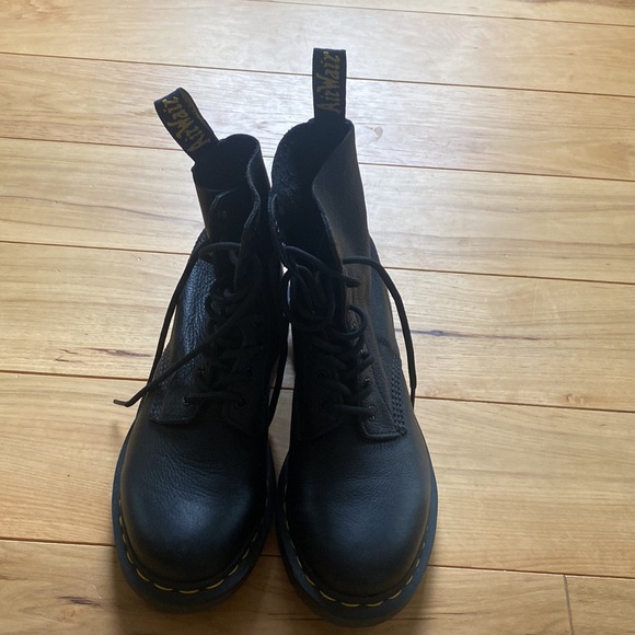 DR. MARTENS BOOTS PASCAL 8-EYE VIRGINIA BLACK 13512 - Picture 2 of 4